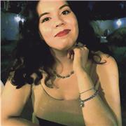 Profesora de artes tradicionales y digitales, con conocimiento en ilustrator y Photoshop